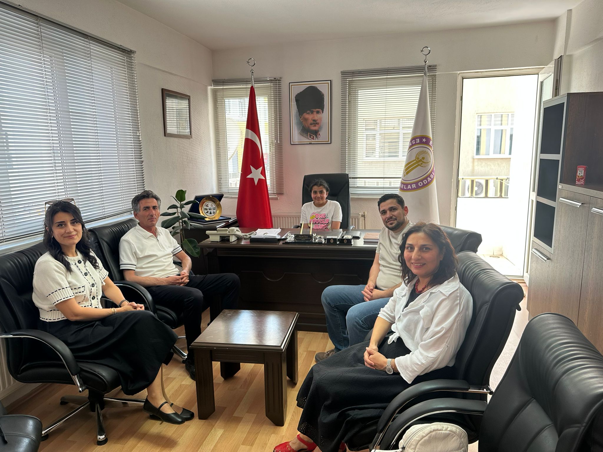 EŞME ESNAF VE SANÂTKARLAR ODASI BAŞKANI NAZMİ ÖZAY’DAN BURSLULUK SINAVI TÜRKİYE BİRİNCİSİ ELİF ÖZDEMİR’E ÖDÜL