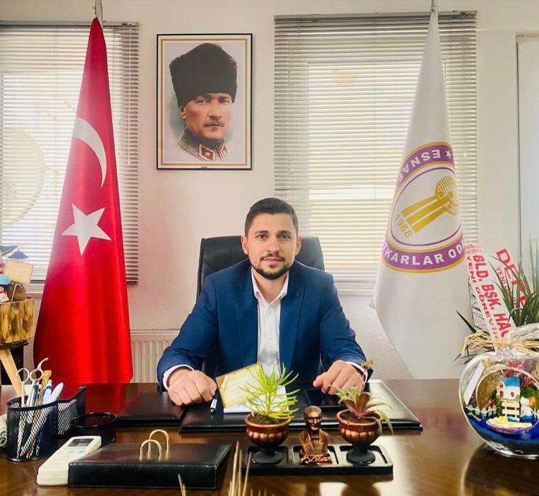 Eşme Esnaf ve Sanatkarlar Odası Başkanı Nazmi ÖZAY’dan Esnaf Çocuklarına Kırtasiye Desteği